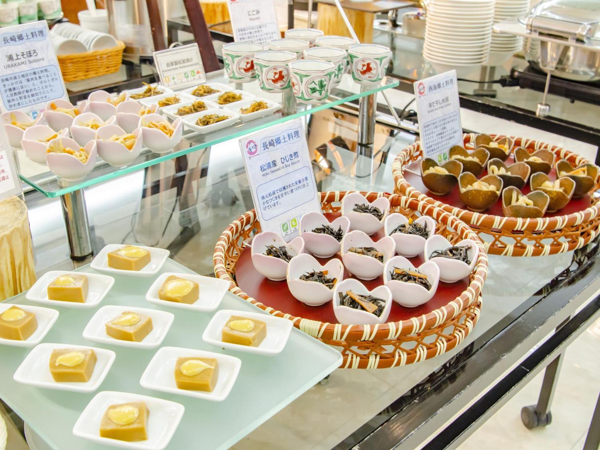 Hotel Den Haag Huis Ten Bosch Sasebo Exterior foto A selection of dim sum at a buffet