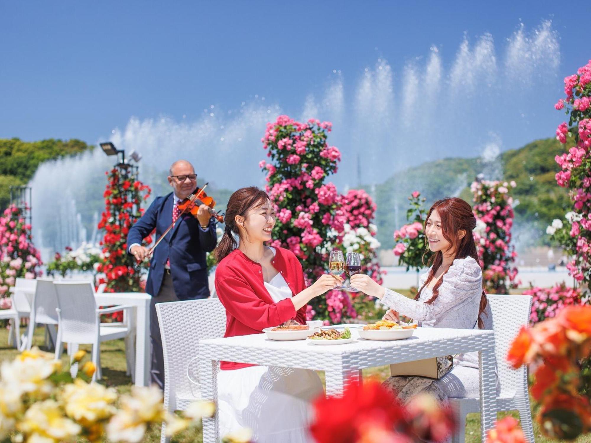 Hotel Den Haag Huis Ten Bosch Sasebo Exterior foto The Rose Festival